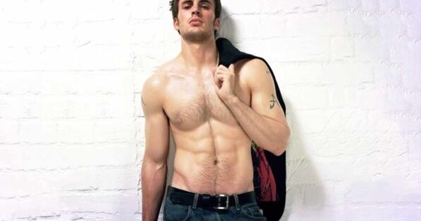 brutāls vīrietis ar palielinātu dzimumlocekli